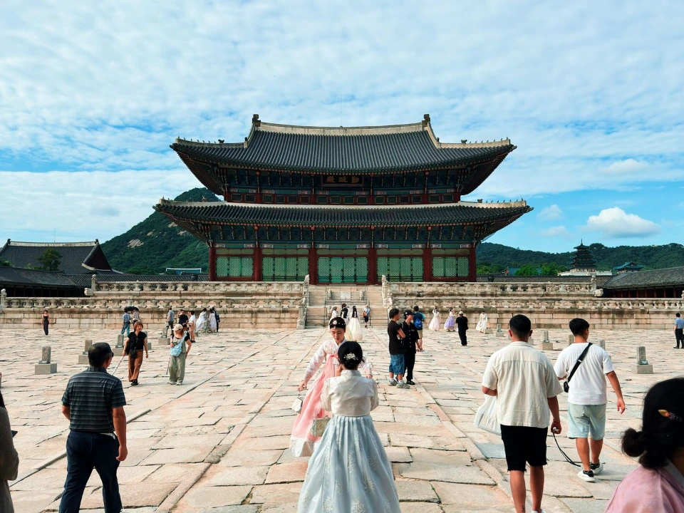 People in traditional korean hanbok at gyeongbokgung palace.